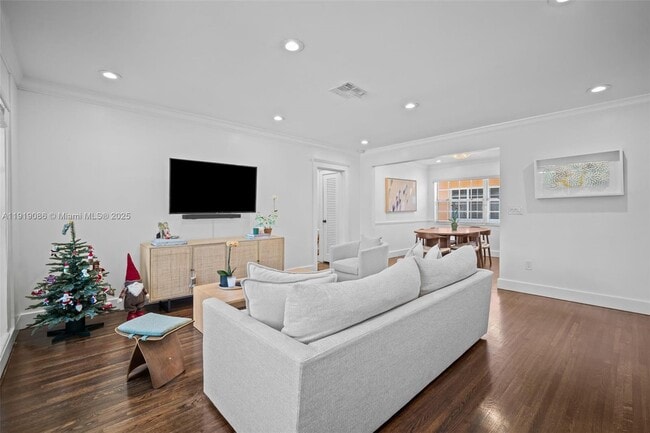 Building Photo - 300 Manor Pl