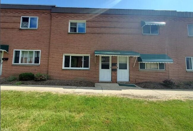 Building Photo - 215 Dalepark Dr