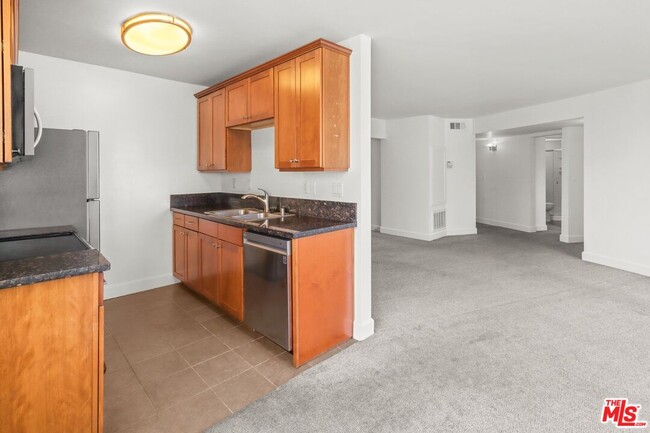 Building Photo - 10982 Roebling Ave