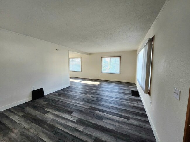 Building Photo - Pet Friendly Richland Duplex!
