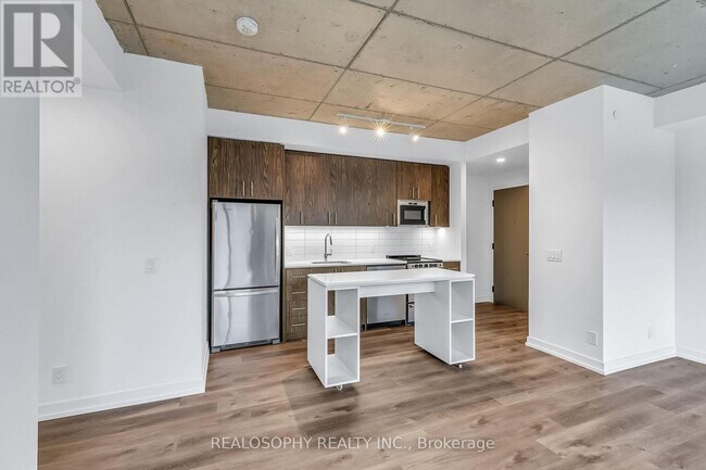Photo du bâtiment - 115-115 Larchmount Ave