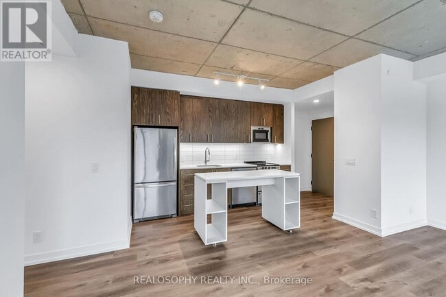 Building Photo - 115 Larchmount Ave