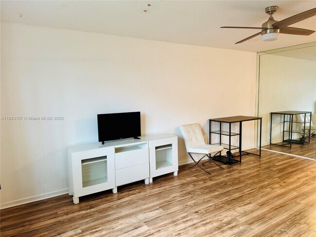 Foto del edificio - 1821 NE 62nd St