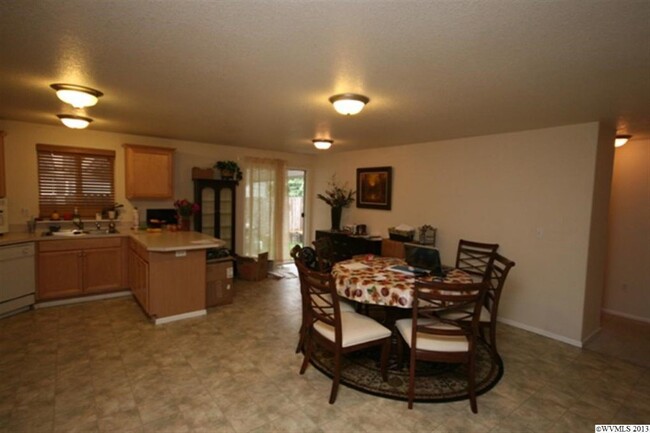 Foto del edificio - 3 bed 2 bath Lexington home with 3 car gar...