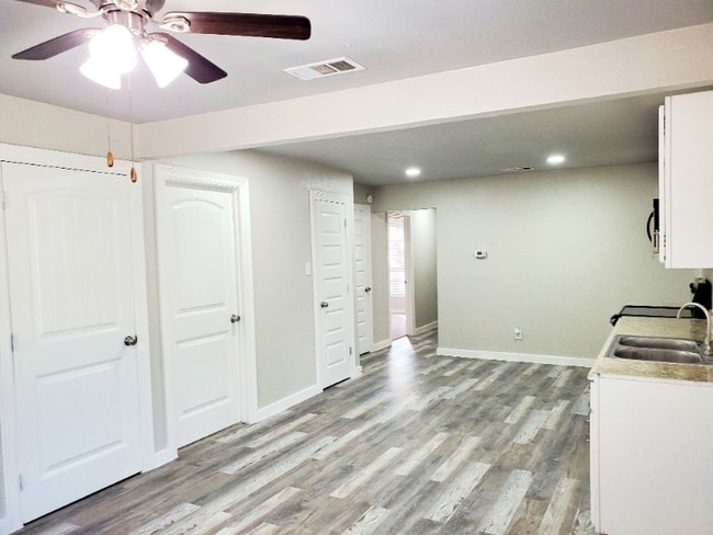 Building Photo - 1623 E Waco Ave