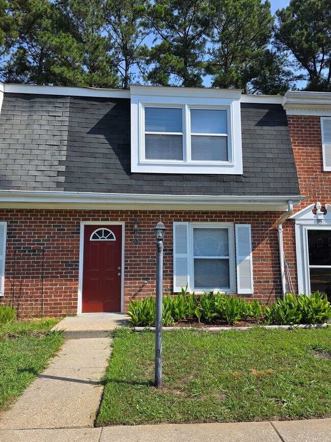 Foto del edificio - Move in Ready Townhouse l!