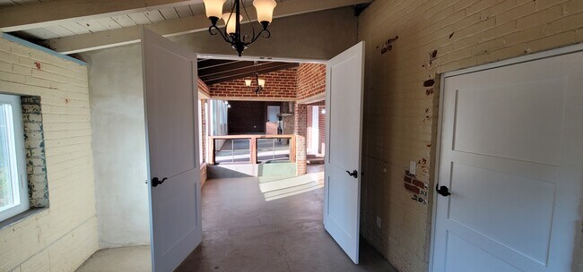 Building Photo - 3426 E Victoria Dr