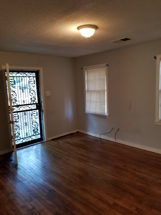 Foto del edificio - 4 Success is now offering this spacious 2 bedroom home.