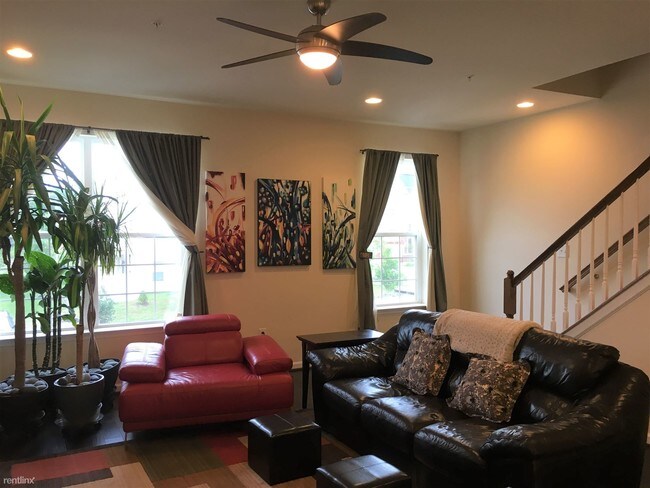 Building Photo - 3 br, 3.5 bath Townhome - 507 Bluffton Dr