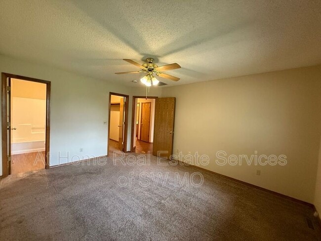 Building Photo - 4121 S Parkcrest Ave