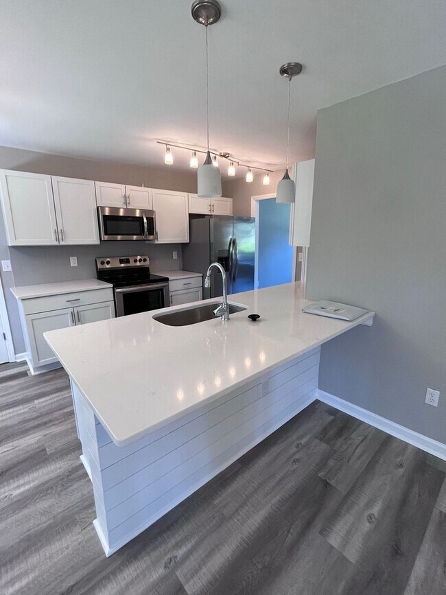 Building Photo - Available May 1st. Totally Remodeled 3 BR/2 BA