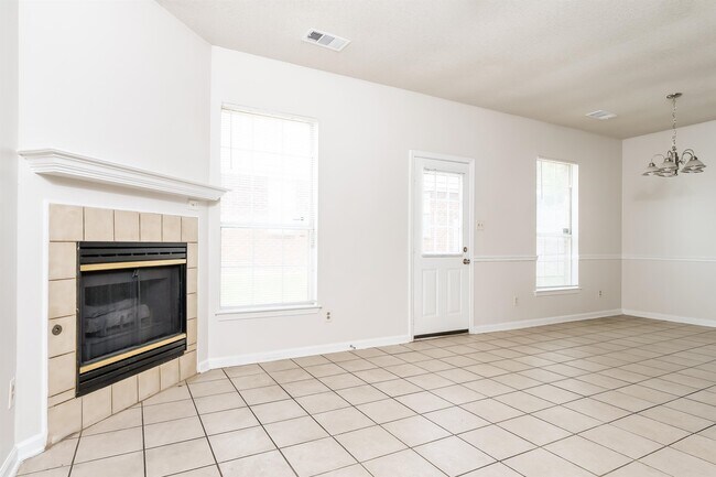 Foto del edificio - 4590 Lindawood Ln