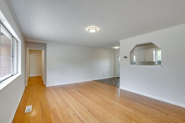 Building Photo - Amazing 4 bedroom 3 bathroom for rent!