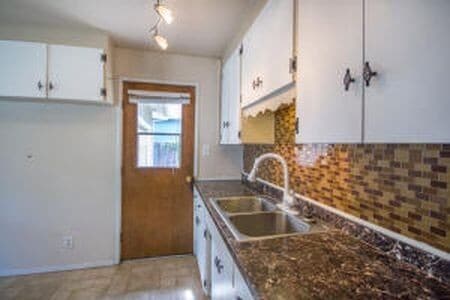 Building Photo - Charming home in great neighborhood
