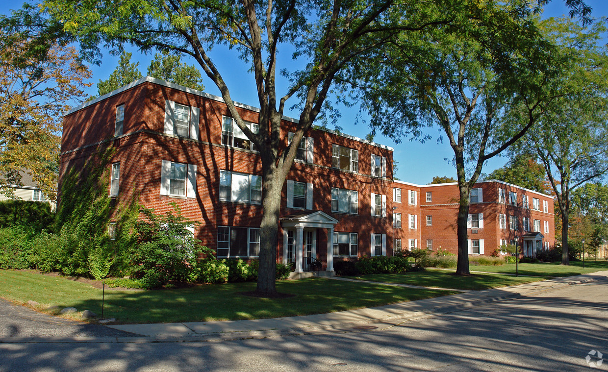 Primary Photo - Georgian Court Apartments