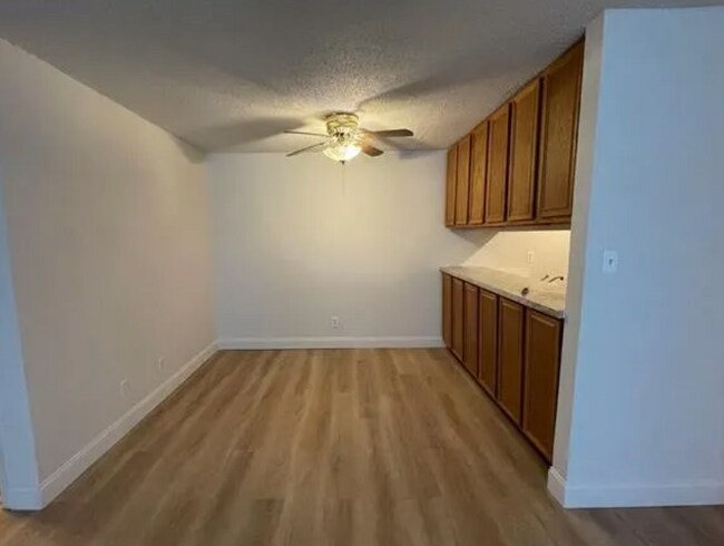 Foto del edificio - 2200 E Trinity Mls Rd