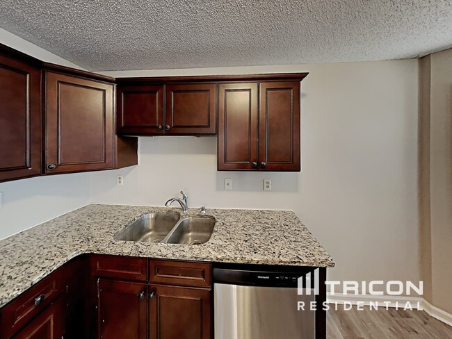 Foto del edificio - 2711 Candler Ct