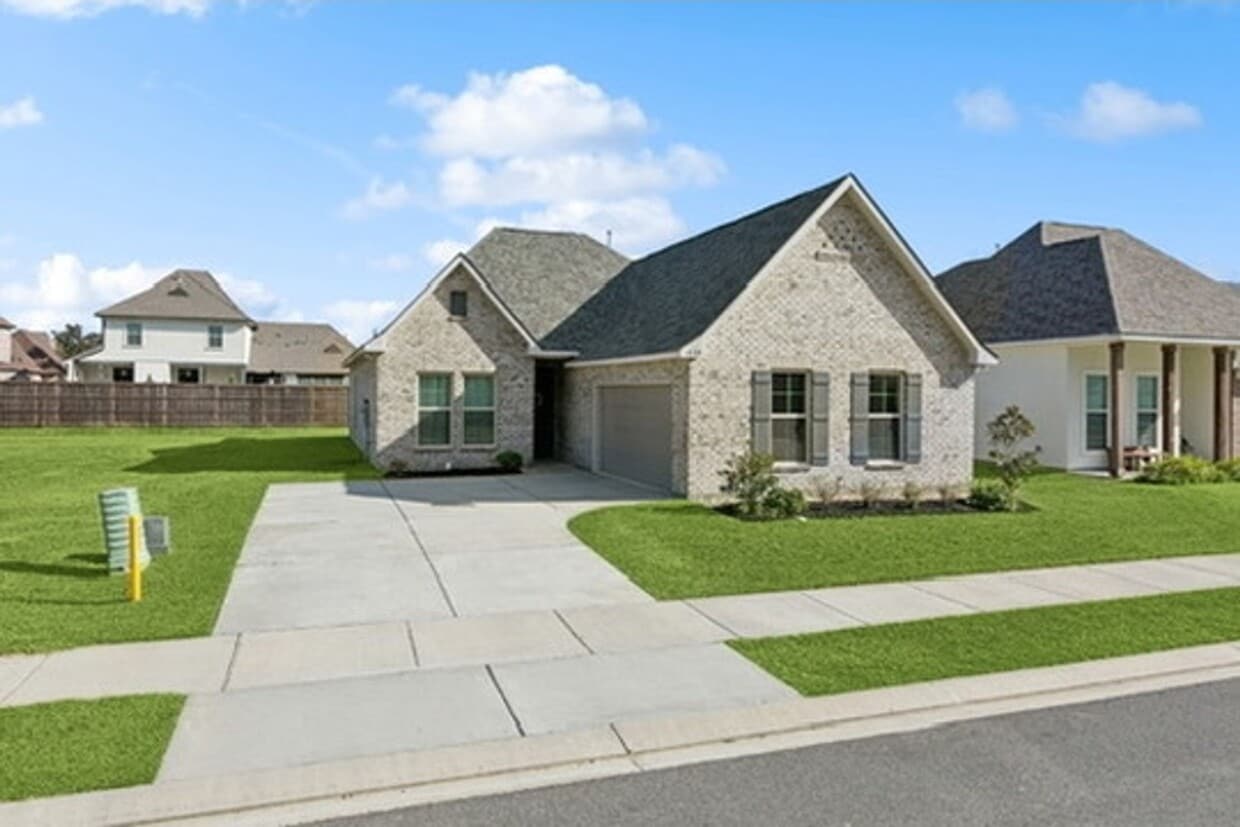 Primary Photo - Bright & Spacious 4BR Home in Lake Haven –...