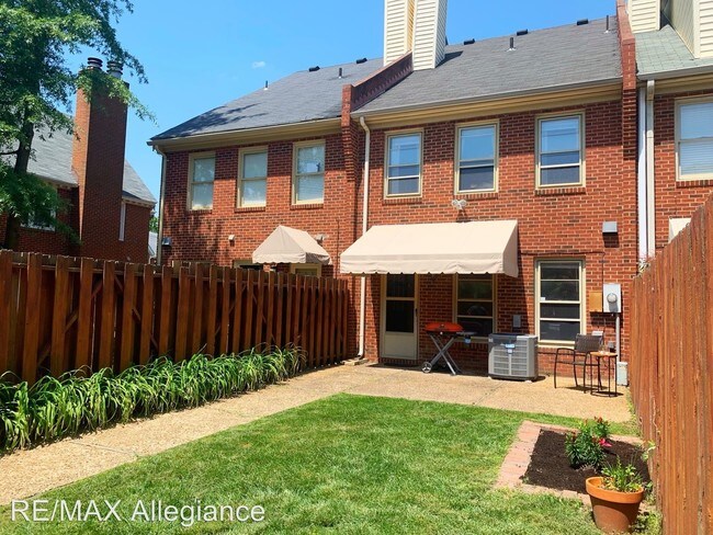 Building Photo - 2 br, 1.5 bath House - 1018 LLEWELLYN MEWS
