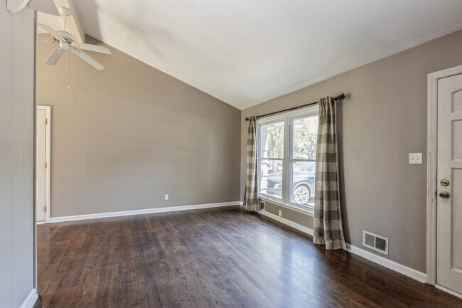 Foto del edificio - 7308 Larsen Ln