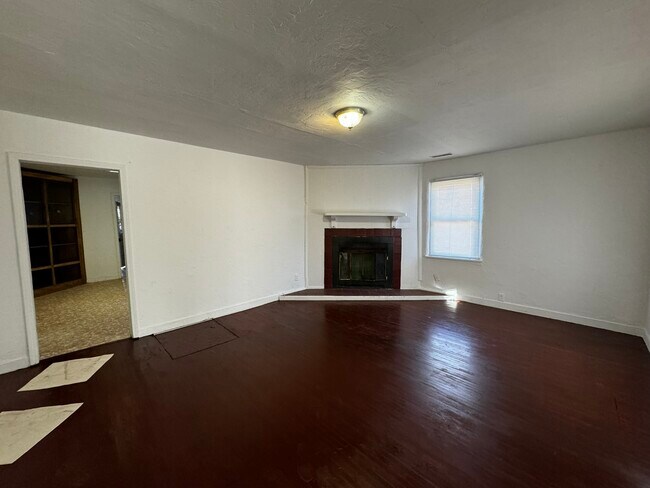 Building Photo - 605 Griegos Rd NW