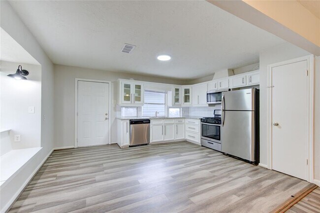 Building Photo - 112 Begonia Ln