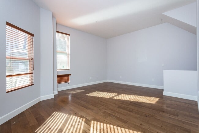 Building Photo - Stunning 4 Level Condo in Little Italy