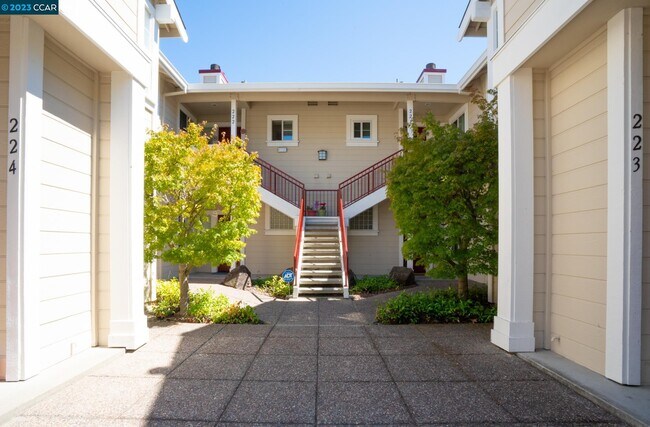 Building Photo - 221 Skyline Dr