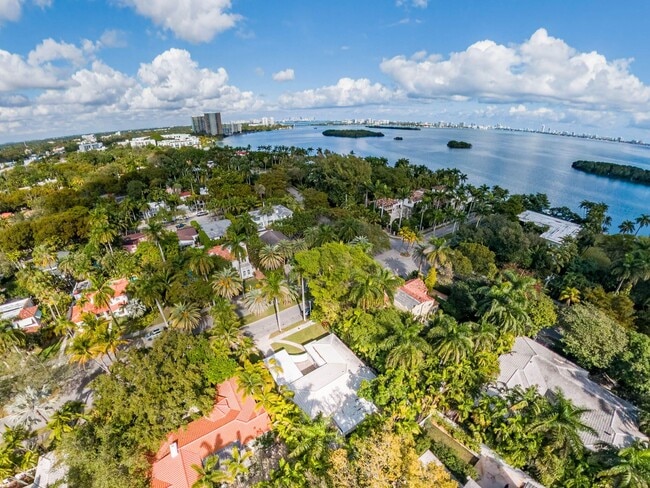 Foto del edificio - 680 NE 57th St