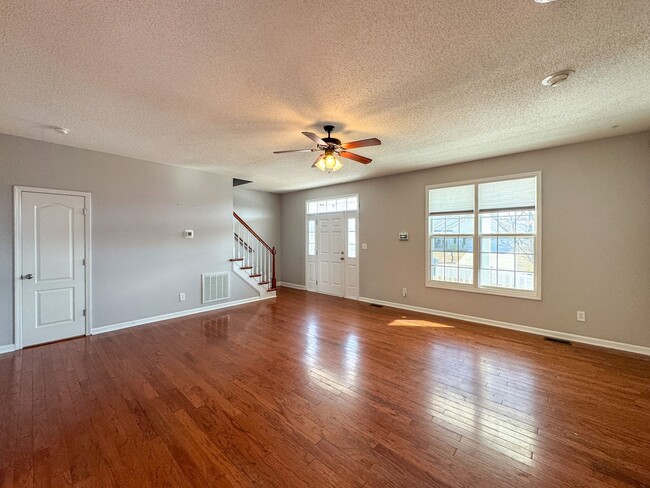 Foto del edificio - Beautiful 4 Bed 2.5 Bath Home with Fenced Backyard