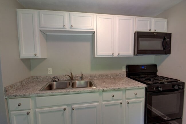Building Photo - 2 Bedroom 1 Bath House in Davenport