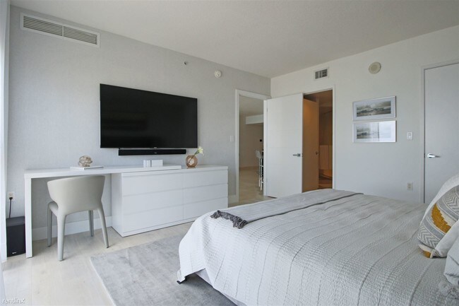 Building Photo - 3 br, 2 bath Condo - St Tropez