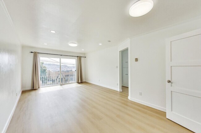 Building Photo - Impeccably Remodeled 2BR/1BA Oceanview Nei...