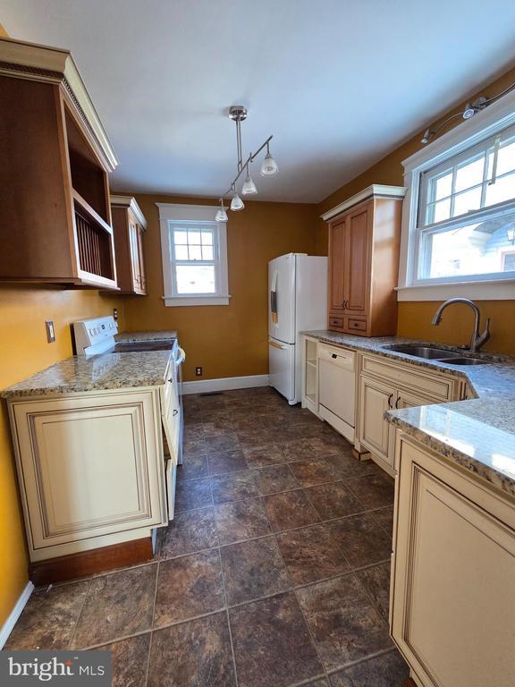 Building Photo - 629 Grove St