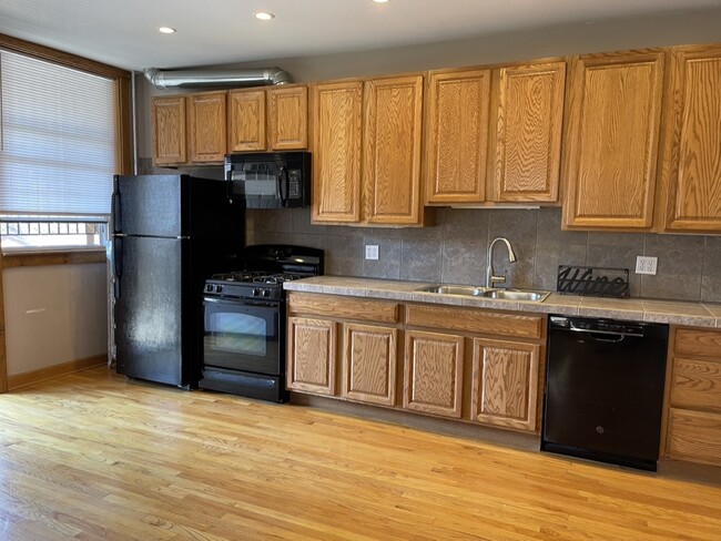 Kitchen/Living Room Combo - 3530 S King Dr