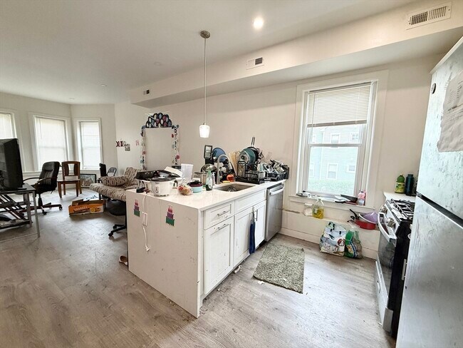 Foto del edificio - 301-305-305 Dudley St