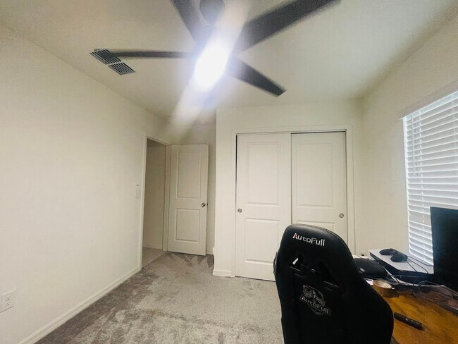 Foto del edificio - 3166 Sweet Acrs Pl