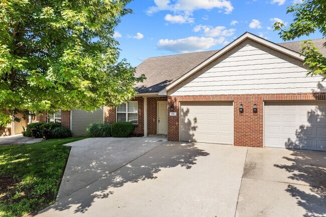 Foto del edificio - 701-703 Glenstone Dr.