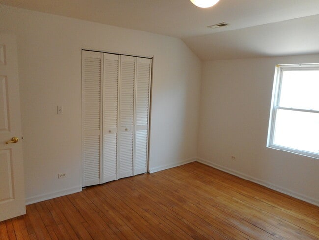Building Photo - 3459 W Diversey Ave