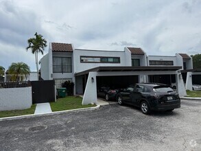 Building Photo - 6512 Kendale Lakes Dr
