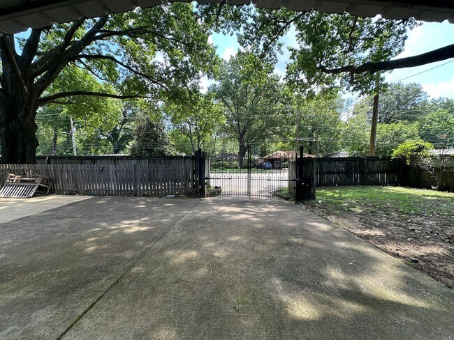 Foto del edificio - Gated Parking! Huge Backyard! Corner Lot! ...
