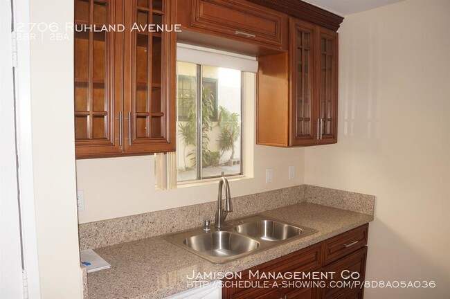 Foto del edificio - 2706 Ruhland Ave