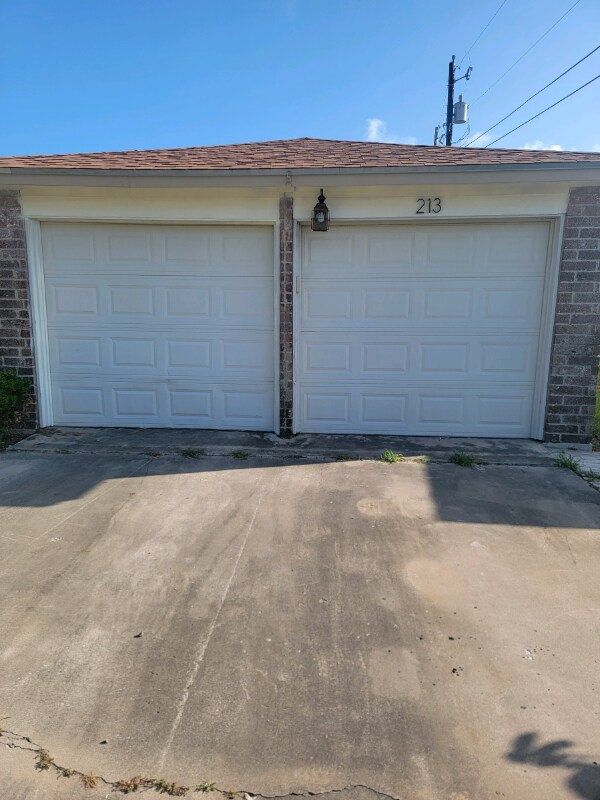 Building Photo - 213 Perthshire Dr