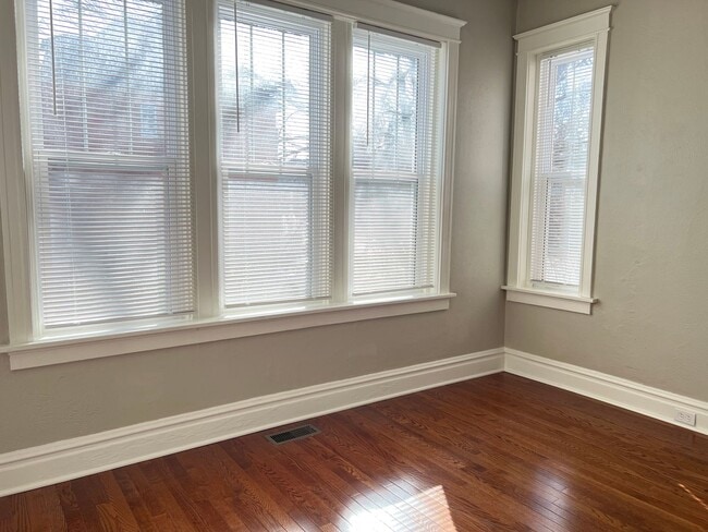 Building Photo - Newly Updated Two-Bedroom in Tower Grove South