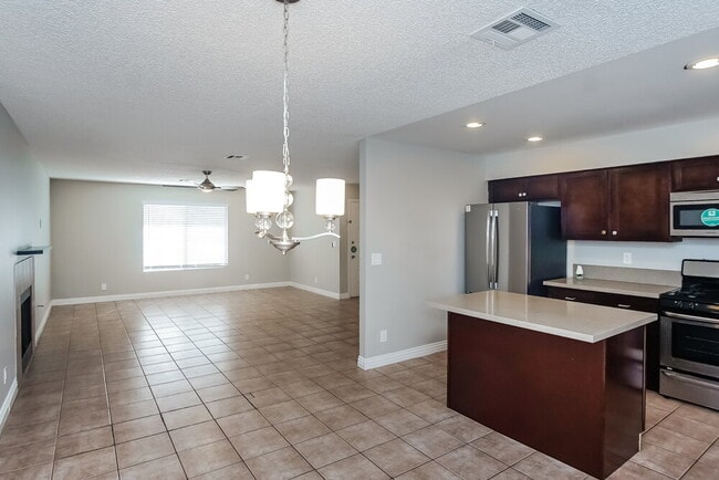 Foto del edificio - 390 Newbury Ct