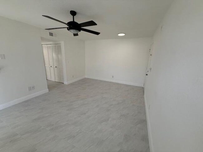 Building Photo - Newly renovated First floor, 1 Bedroom condo in the gated community of Lexington Place.