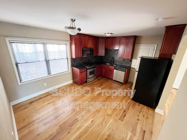 Building Photo - 1104 W 46th St