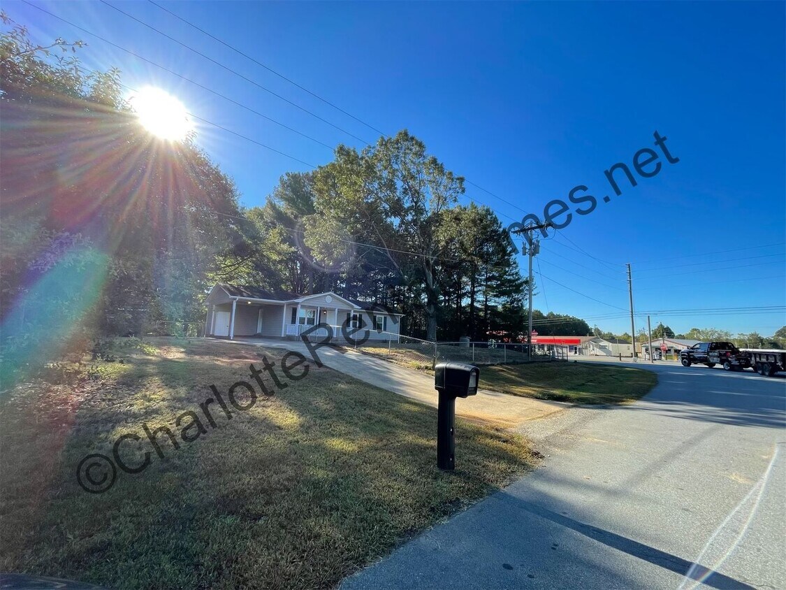 Foto principal - Nice 3 bedroom home in Dallas