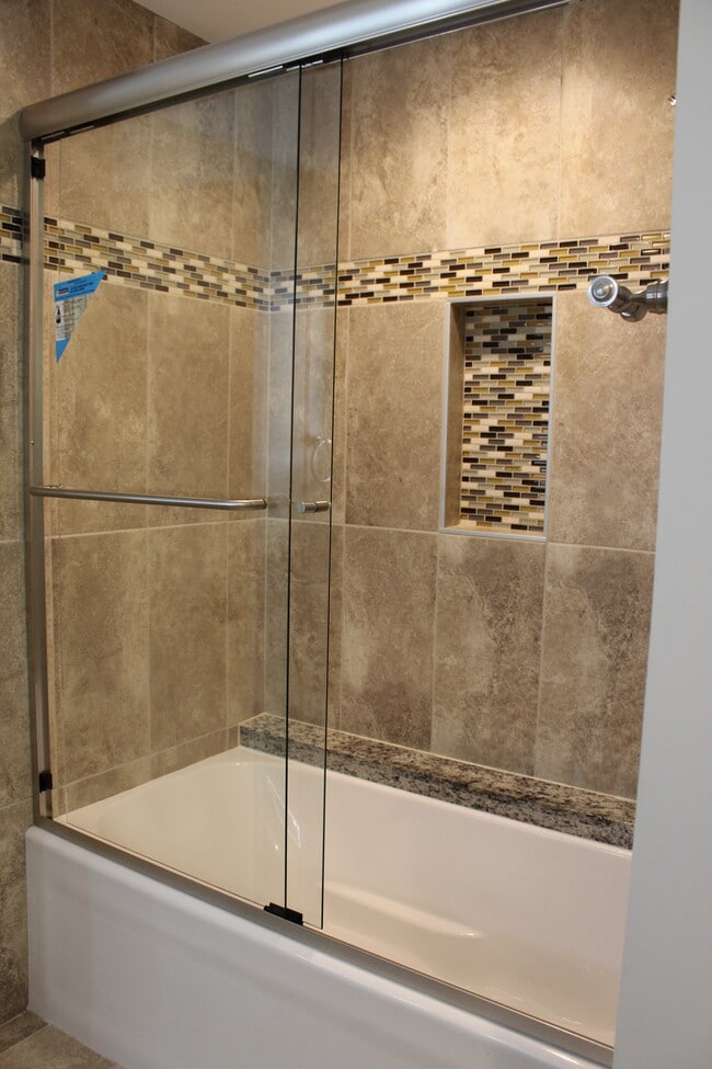 Baño del primer piso con bañera profunda - N72W15542 Good Hope Rd