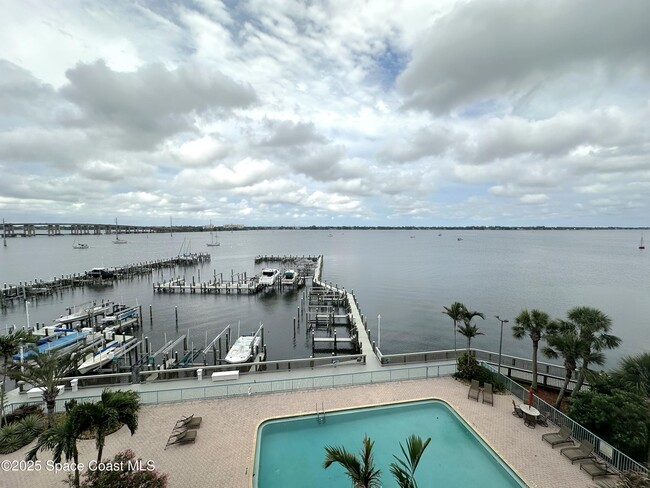 Foto del edificio - 102 Riverside Dr